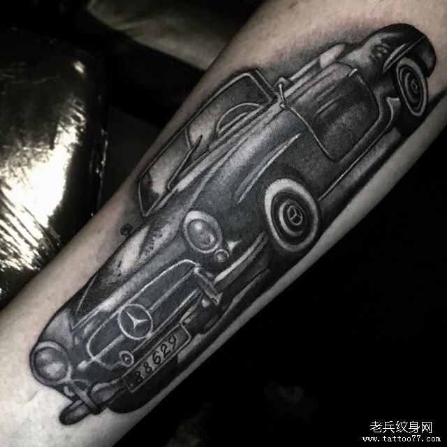 黑灰写实汽车纹身图案