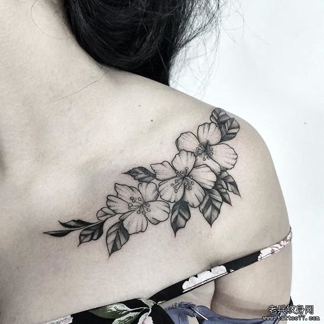 黑灰花卉锁骨纹身图案