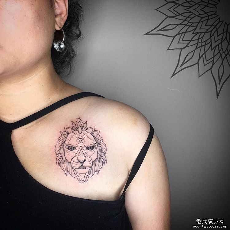 肩部线条狮子头纹身图案