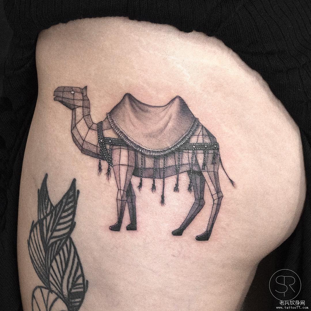 臀部几何骆驼纹身图案