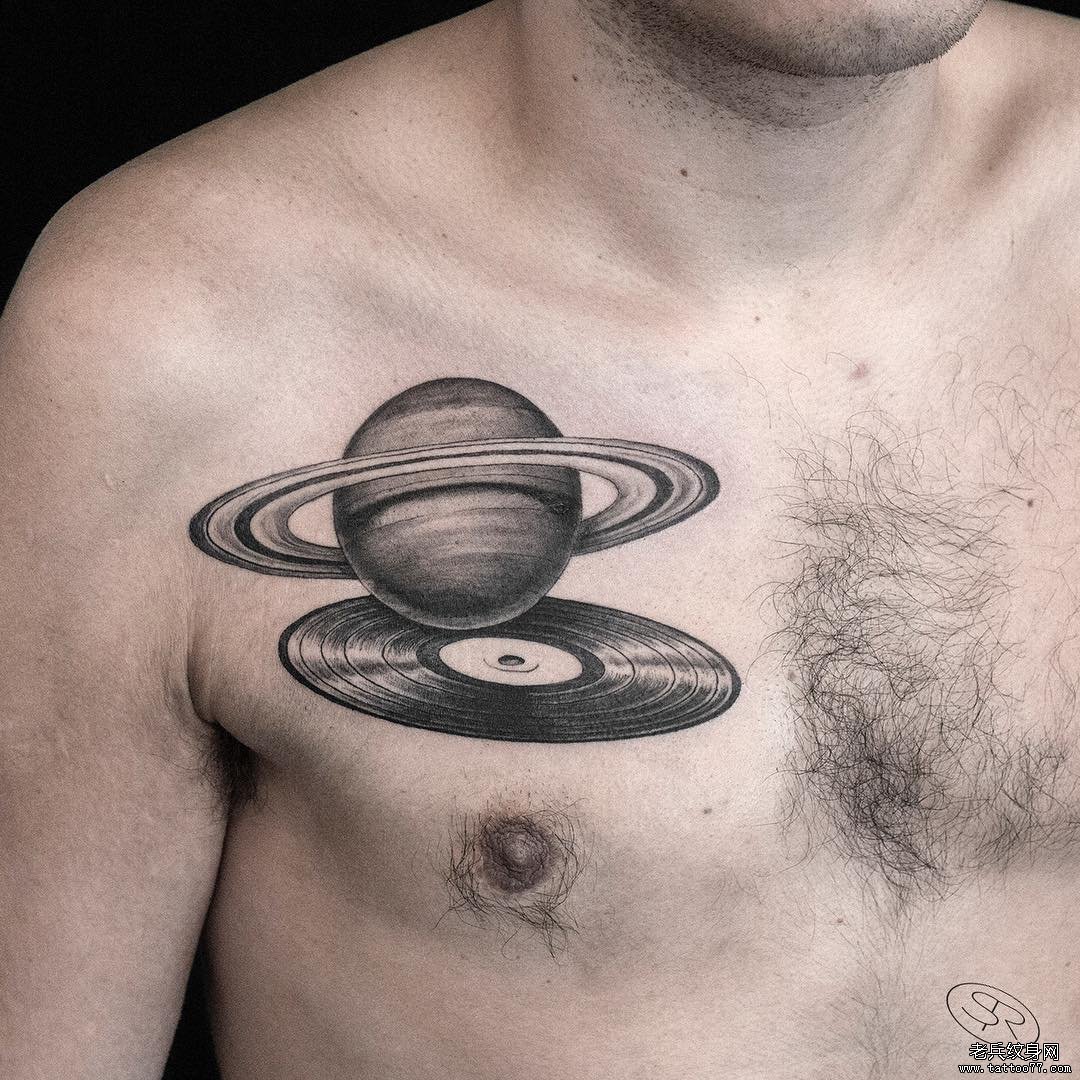 胸部星球磁带纹身图案