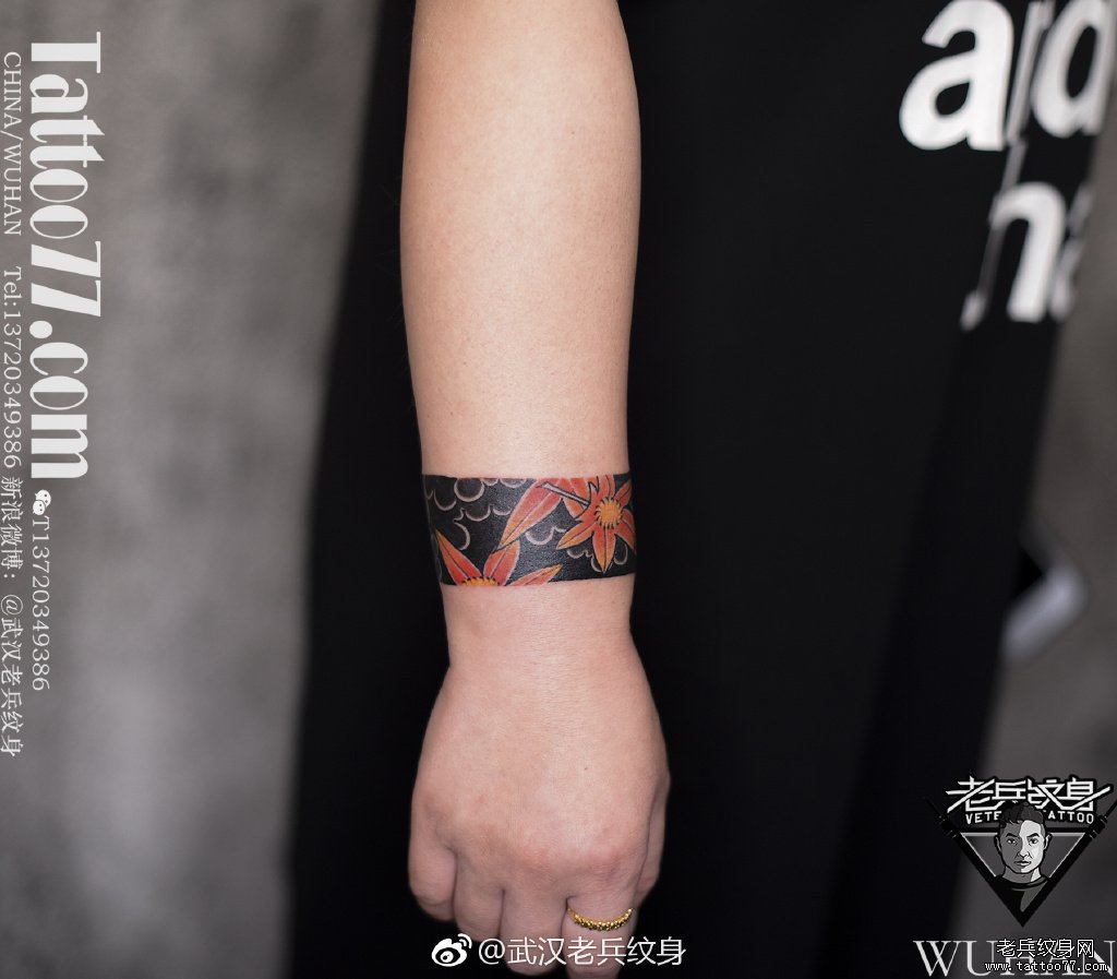 传统枫叶臂环纹身