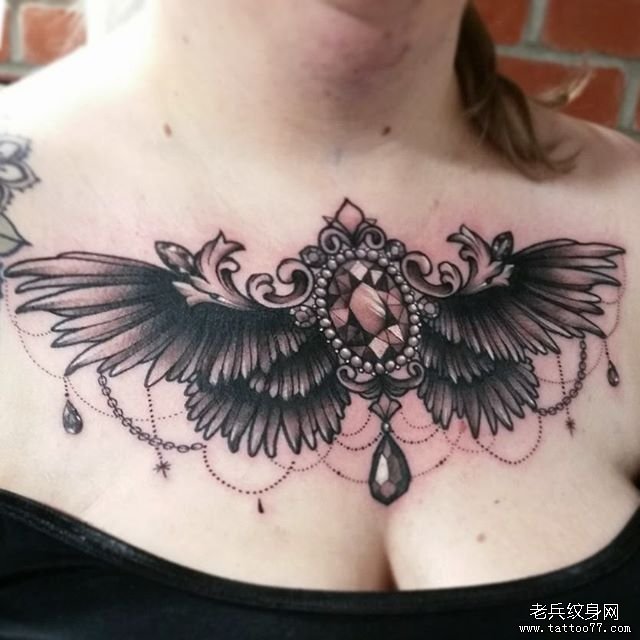 胸部翅膀宝石纹身图案