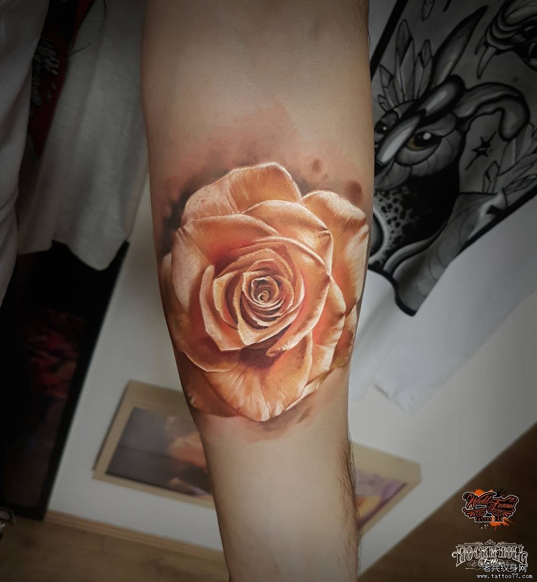 小臂写实玫瑰纹身图案