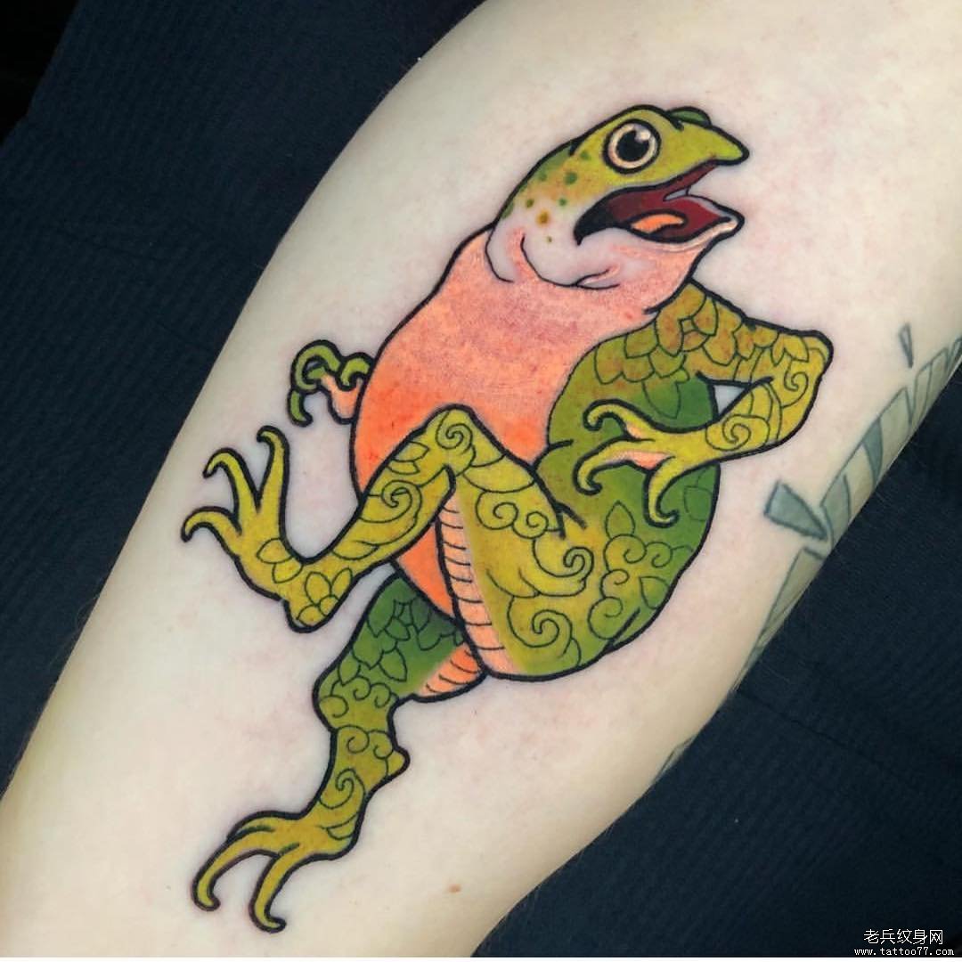 个性彩色青蛙纹身图案
