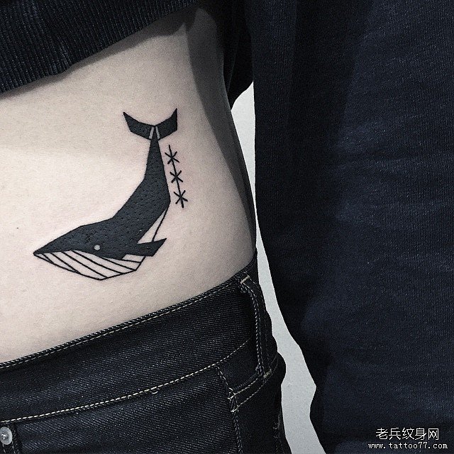 几何鲸鱼遮盖纹身