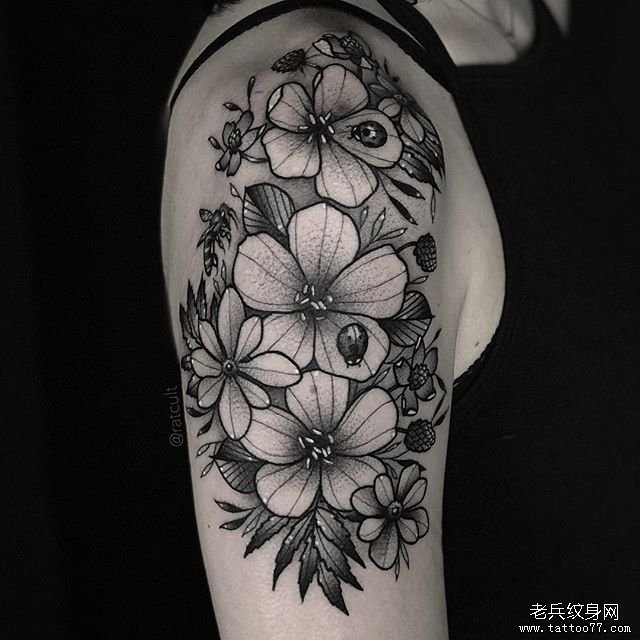 大臂个性黑灰花卉纹身