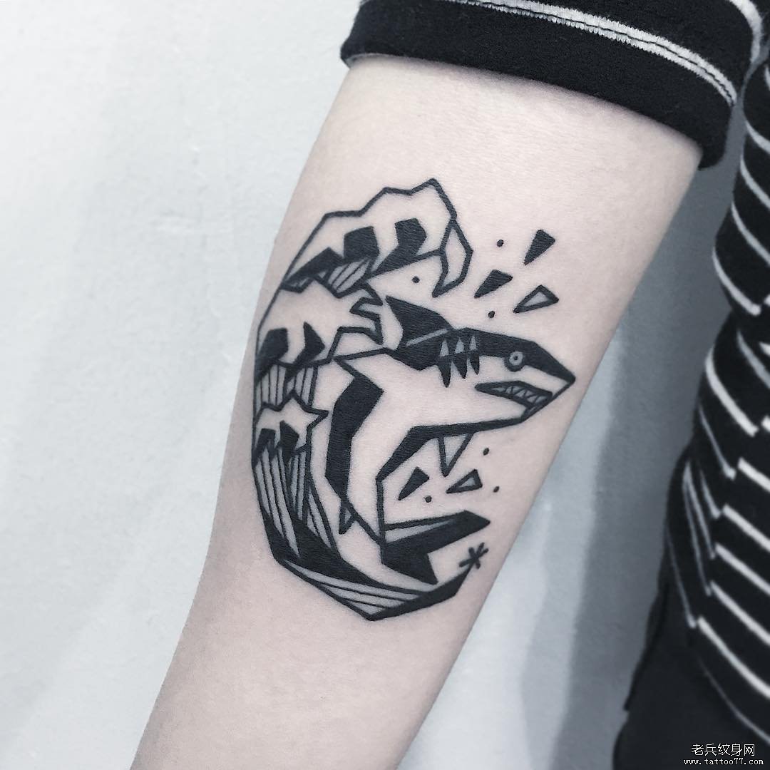 手臂鲨鱼浪花纹身