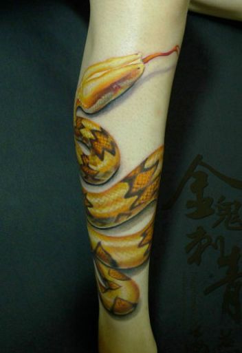 腿部黄金蟒蛇纹身图案