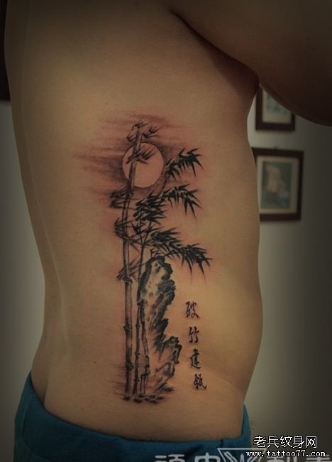 一款侧腰黑白竹子纹身图案