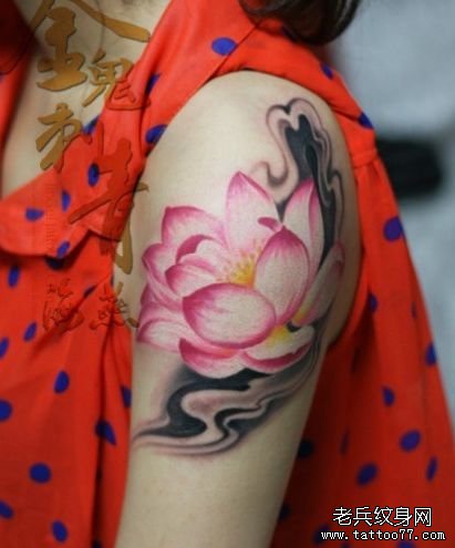 女孩子手臂一款彩色莲花纹身图案_武汉纹身店
