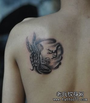 男生肩背一款小精灵纹身图案_武汉纹身店之家