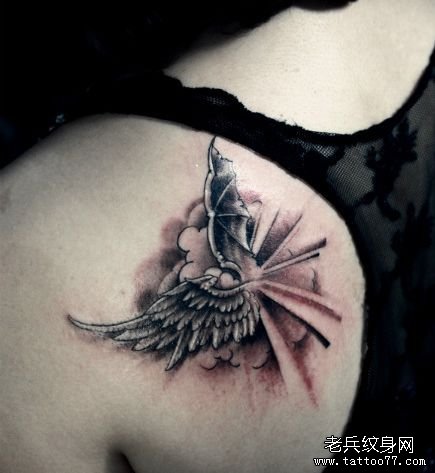 女孩子肩背天使与恶魔的翅膀纹身图案