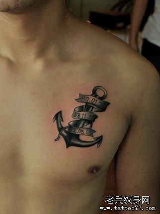 男生胸部一款黑白船锚纹身图案