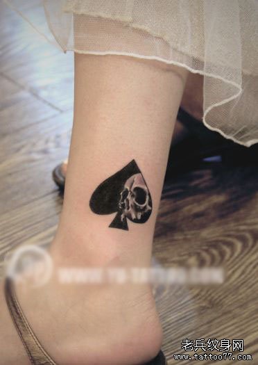 女孩子腿部一款黑桃与骷髅纹身图案_武汉纹身