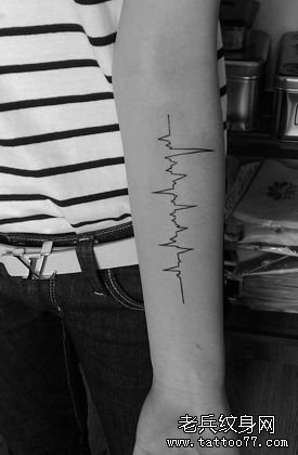 流行的一款手臂心电图纹身图案