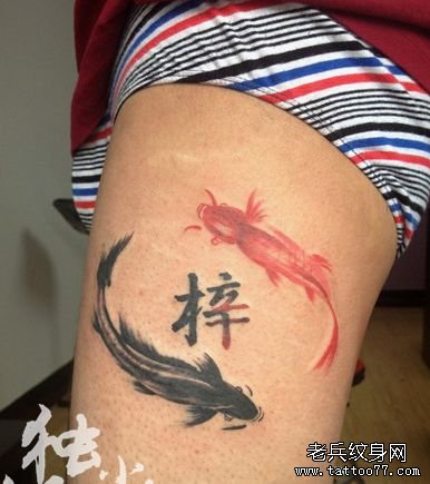 男人腿部一款水墨画鲤鱼纹身图案_武汉纹身店