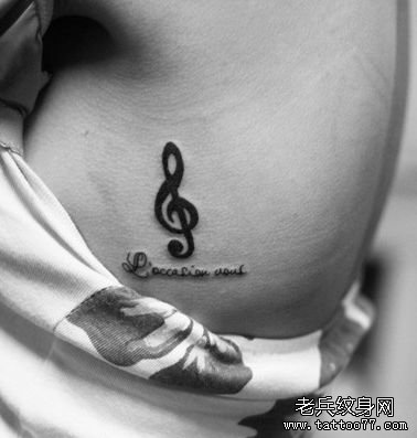 女生腰部图腾音符与字母纹身图案_武汉纹身店