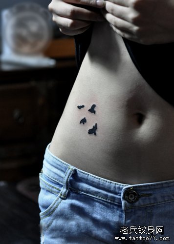 美女腹部简单好看的鸽子纹身图案_武汉纹身店