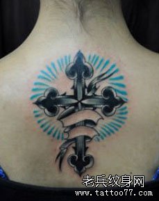 美女背部漂亮的十字架纹身图案