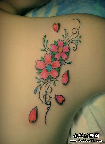 女生肩背漂亮的彩色樱花纹身图案_武汉纹身店