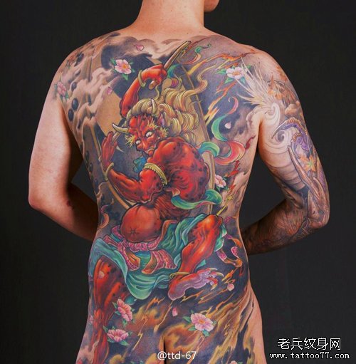 一款超酷的满背雷神纹身图案
