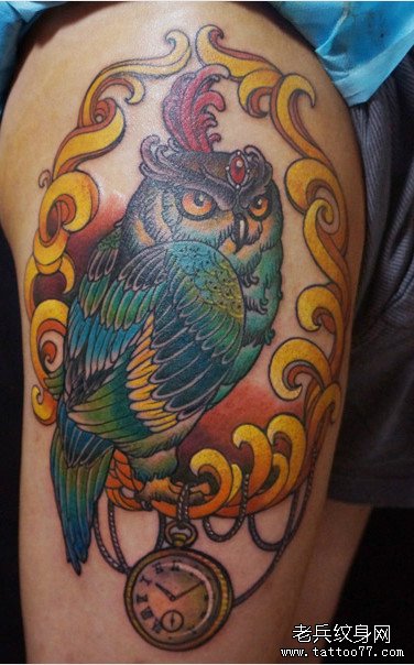 男人腿部经典好看的猫头鹰纹身图案
