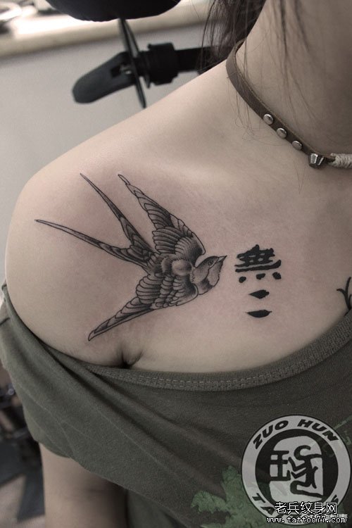 女生肩膀处好看的小燕子纹身图案