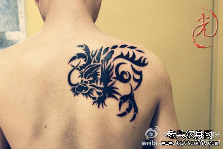 男人肩背经典时尚的图腾龙纹身图案_武汉纹身