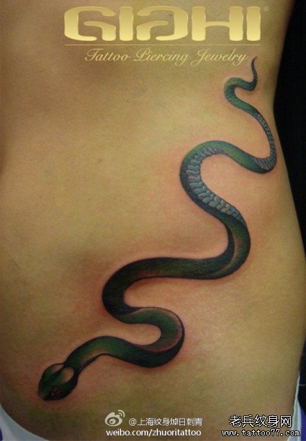 腹部精美小巧的蛇纹身图案