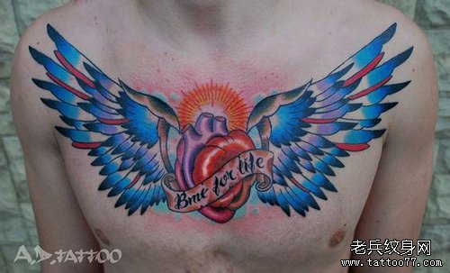 男人前胸超酷的翅膀心脏纹身图案_武汉纹身店