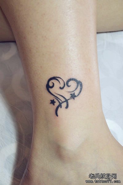 女生腿部小巧精美的图腾爱心纹身图案