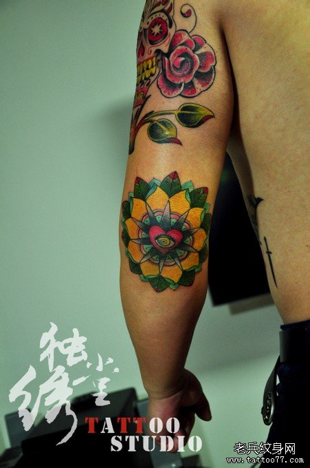 手臂漂亮的new school花卉纹身图案_武汉纹身
