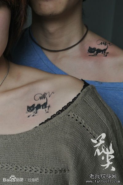 锁骨处时尚流行的情侣猫咪纹身图案