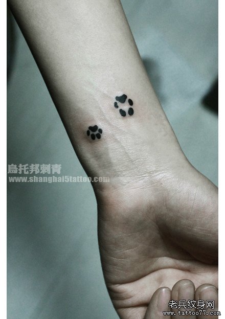 手腕小巧的猫咪爪印纹身图案