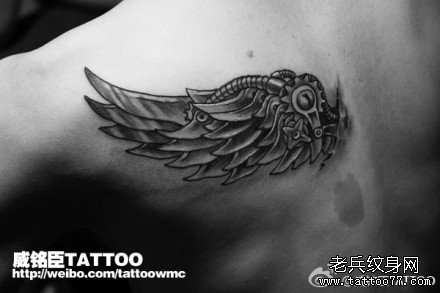 男人后肩背超帅的机械翅膀纹身图案_武汉纹身
