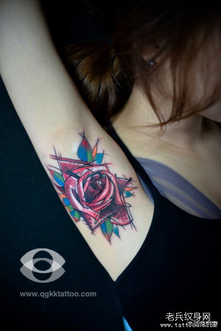 女生手臂内侧潮流漂亮的玫瑰花纹身图案_武汉