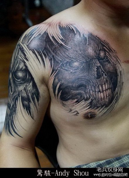 超酷霸气的一款欧美半胛撕皮骷髅纹身图案作品