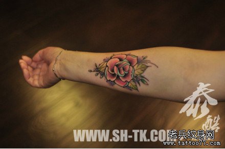 女生手臂潮流时尚的彩色玫瑰纹身图案_武汉纹