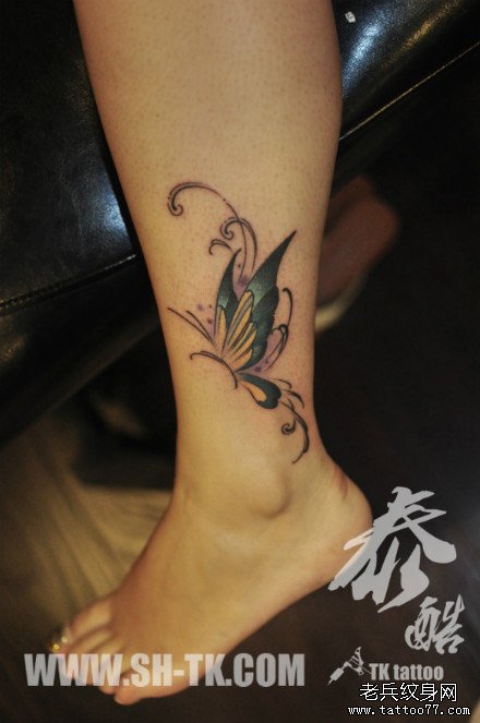女生腿部潮流精美的一款彩色蝴蝶纹身图案