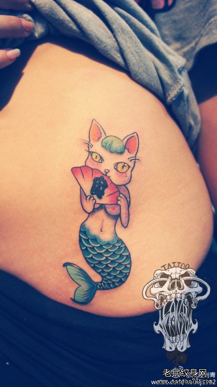 美女腹部潮流可爱的猫头的美人鱼纹身图案_武