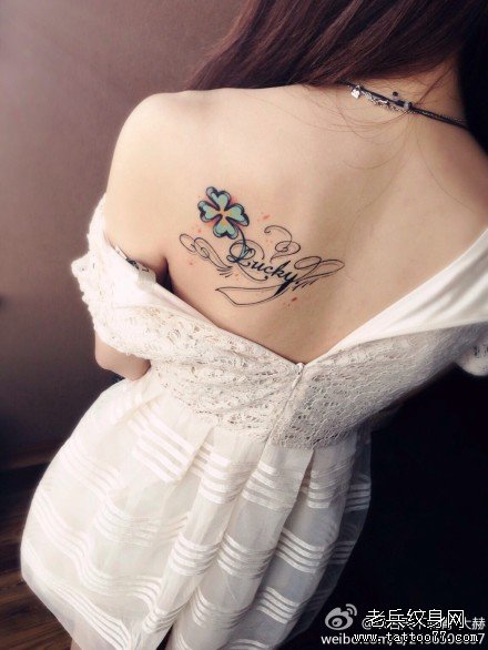 女生后肩背潮流时尚的四叶草字母纹身图案