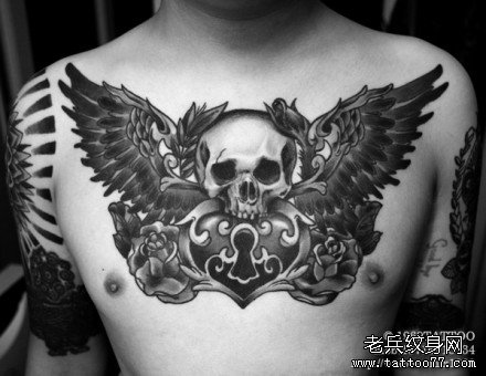 男人前胸很帅经典的骷髅翅膀纹身图案_武汉纹