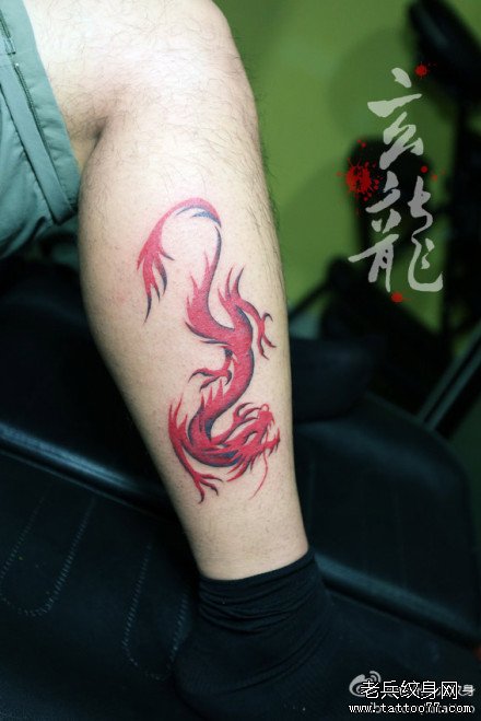 腿部潮流经典的红色图腾龙纹身图案_武汉纹身