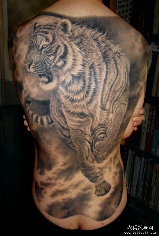 武汉最专业的纹身为你推荐个性霸气的满背老虎