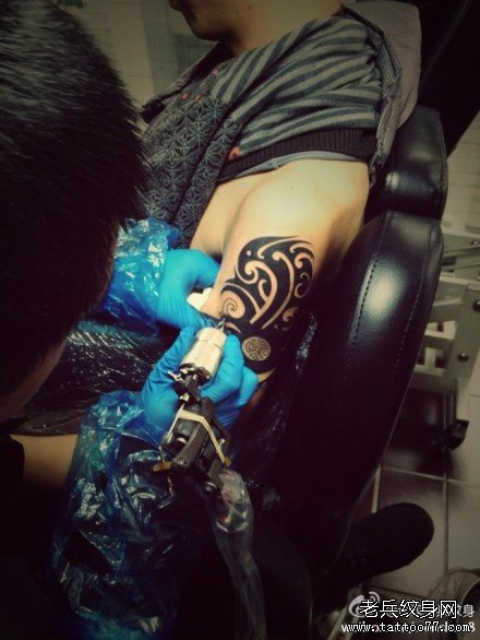 2012年12月9日大臂图腾纹身图案制作过程_武