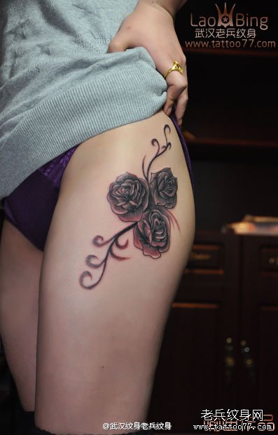 纹身师喻迪制作的美女大腿玫瑰花纹身图案作品