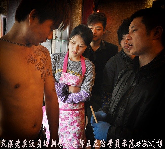 湖北武汉专业纹身培训学校兵哥正在给纹身学员
