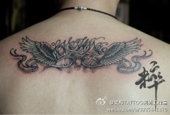女生后背潮流经典的十字架翅膀纹身图案_武汉