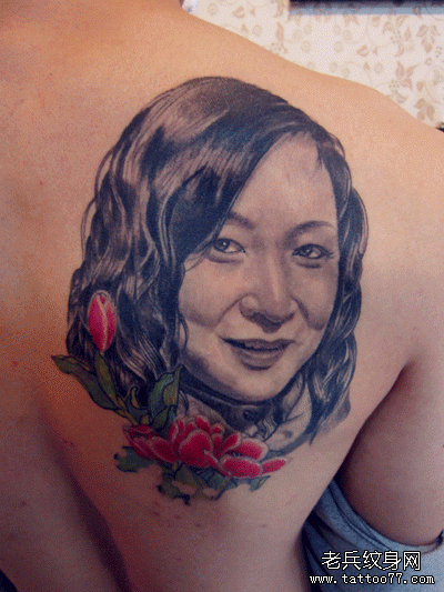 分享后背上的一款女人肖像纹身作品